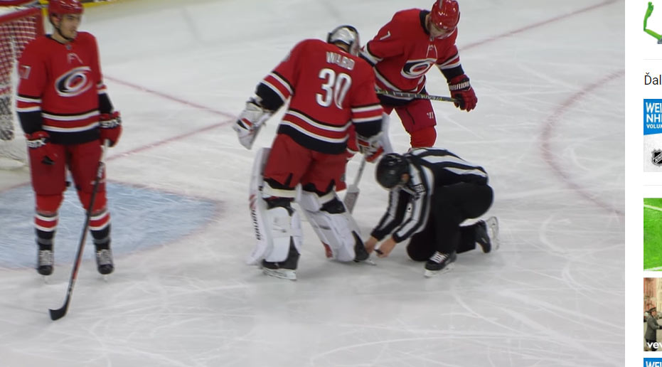Neuveriteľný gól v NHL: Brankárovi Caroliny sa puk schoval pod korčuľu a nič netušiaci si ho poslal do bránky! (VIDEO)