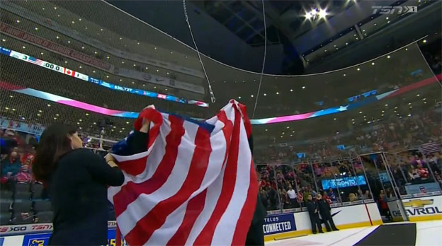Toto organizátorom nevyšlo: Po triumfe USA nad Kanadou nemohli zavesiť počas hymny vlajku! (VIDEO)