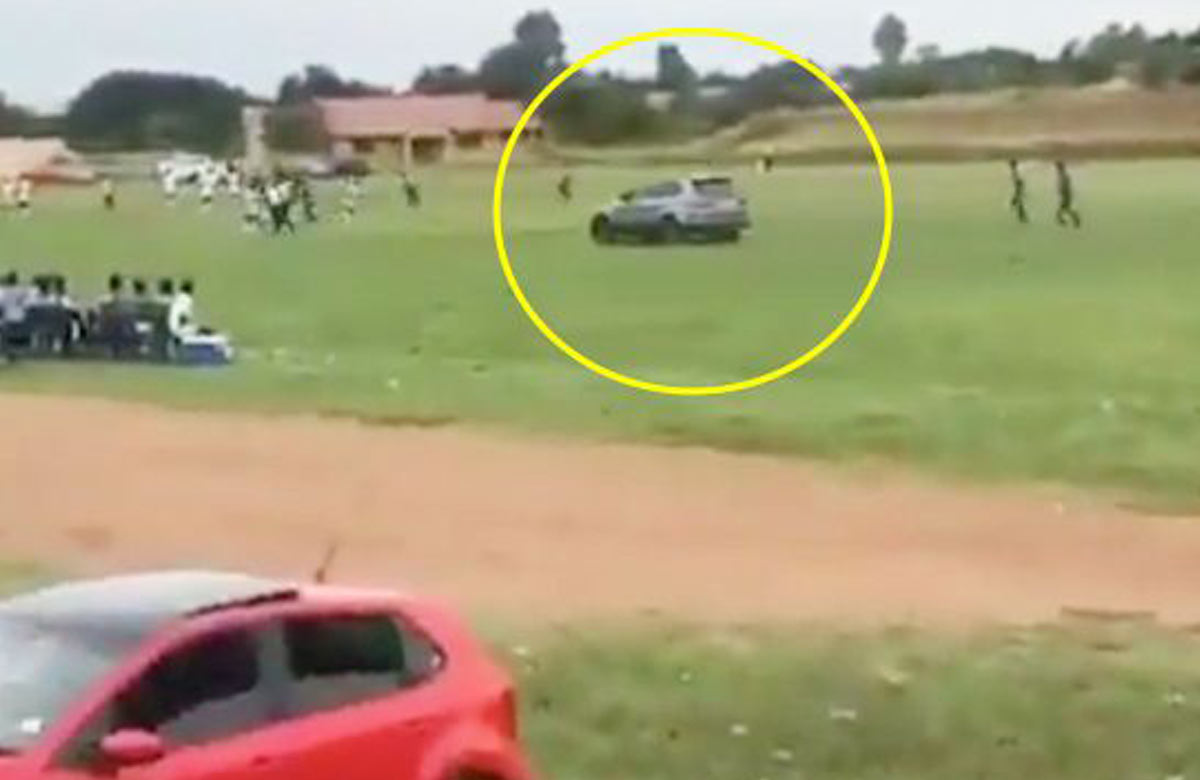 Fanúšik nasadol do auta a na ihrisku začal naháňať rozhodcov (VIDEO)