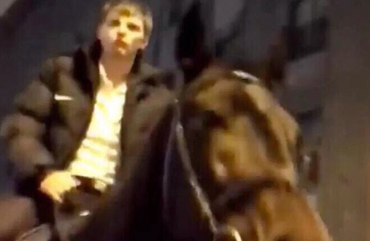 Bývalú ruskú hviezdu Arsenalu Andreja Aršavina zastavila polícia. Opitý išiel zo striptízového klubu na koni!