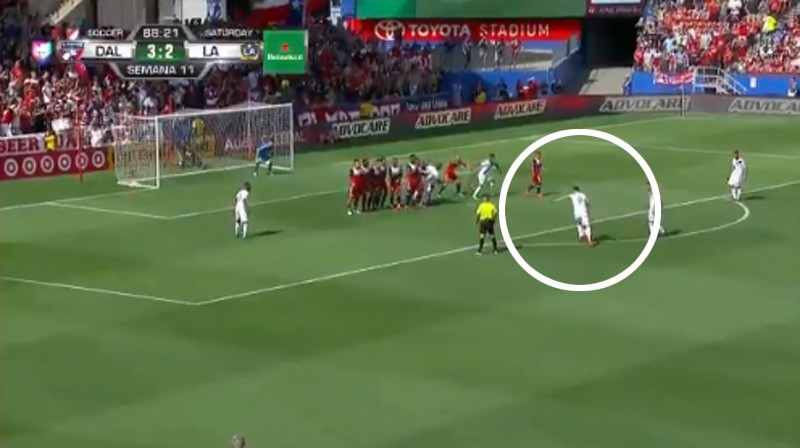 Zlatan Ibrahimovič v MLS takmer zničil konštrukciu na bránke. Jeho bomba skončila na tyčke! (VIDEO)
