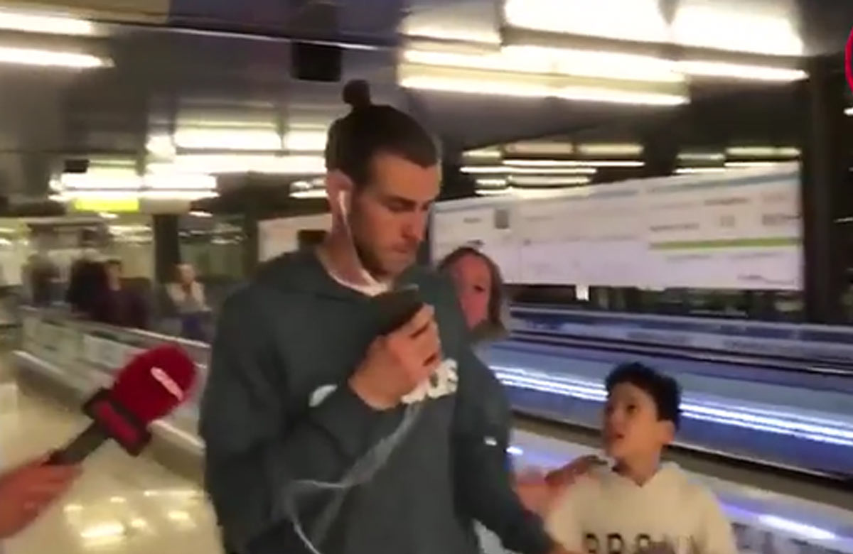 Gareth Bale sa už ani nepodpísal malému chlapcovi na letisku (VIDEO)