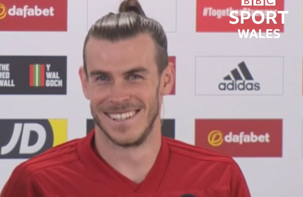 Slovenský novinár pobavil Garetha Balea pred zajtrajším kvalifikačným zápasom (VIDEO)