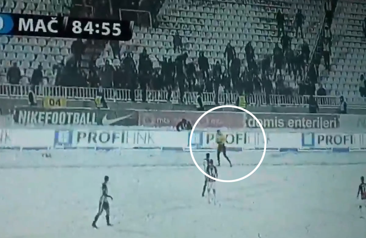 Fanúšikovia Partizanu Belehrad hitom internetu: Snehovú nakladačku si odskákal postranný rozhodca! (VIDEO)