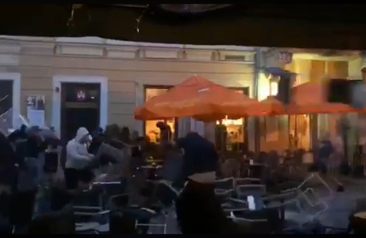 Totálne šialenstvo v Bratislave: Bitka fanúšikov pred zápasmi Európskej Ligy! (VIDEO)