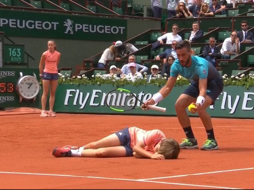 Tenista na Roland Garros desivo zostrelil mladého podávača loptičiek! (VIDEO)