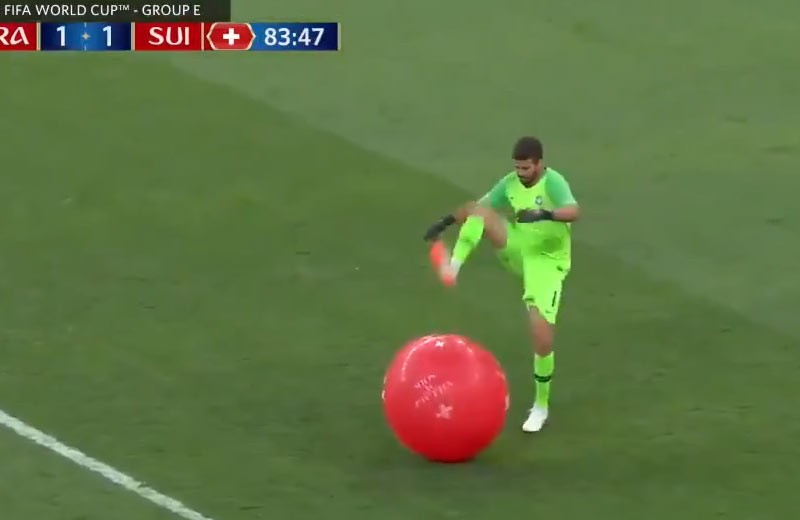 Nafukovací balón sa dostal na trávnik v zápase Brazílie. Brankár Alisson si s ním pohotovo poradil! (VIDEO)