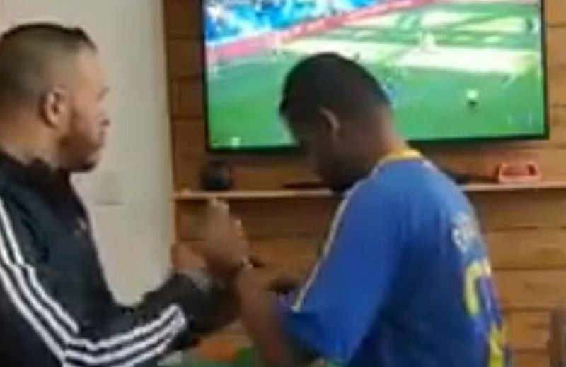 Slepý a hluchý fanúšik Brazílie oslavuje s kamarátmi gól Coutinha proti Kostarike! (VIDEO)
