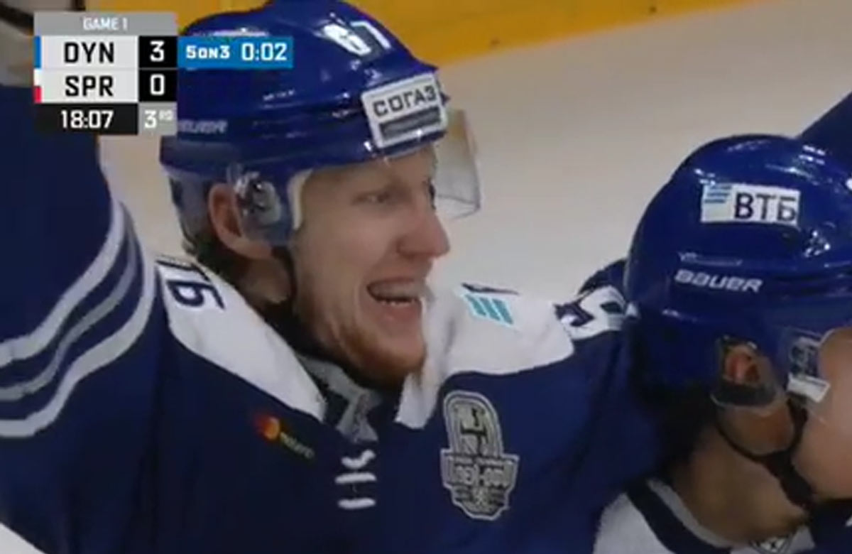 Michal Čajkovský skóroval hneď v prvom zápase play-off KHL (VIDEO)
