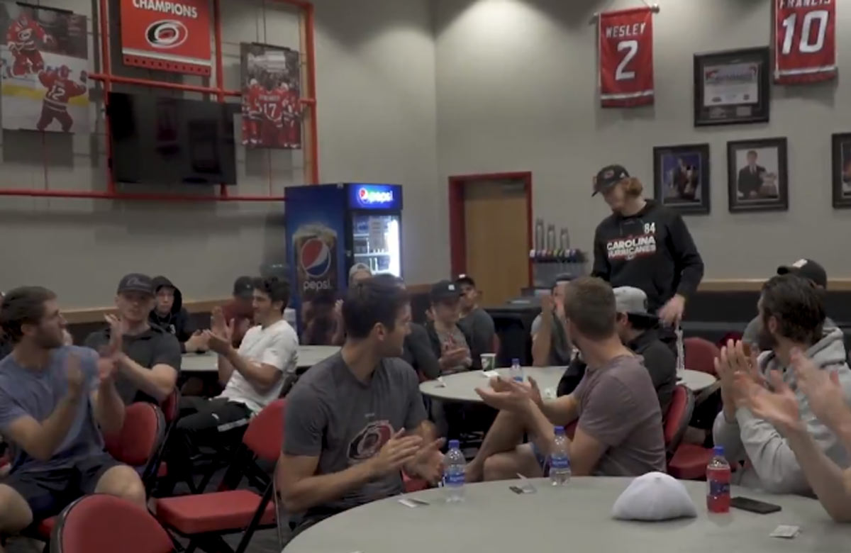 Keď Čajkovského počas spoločnej večere prekvapil tréner, že ho berú do NHL! (VIDEO)
