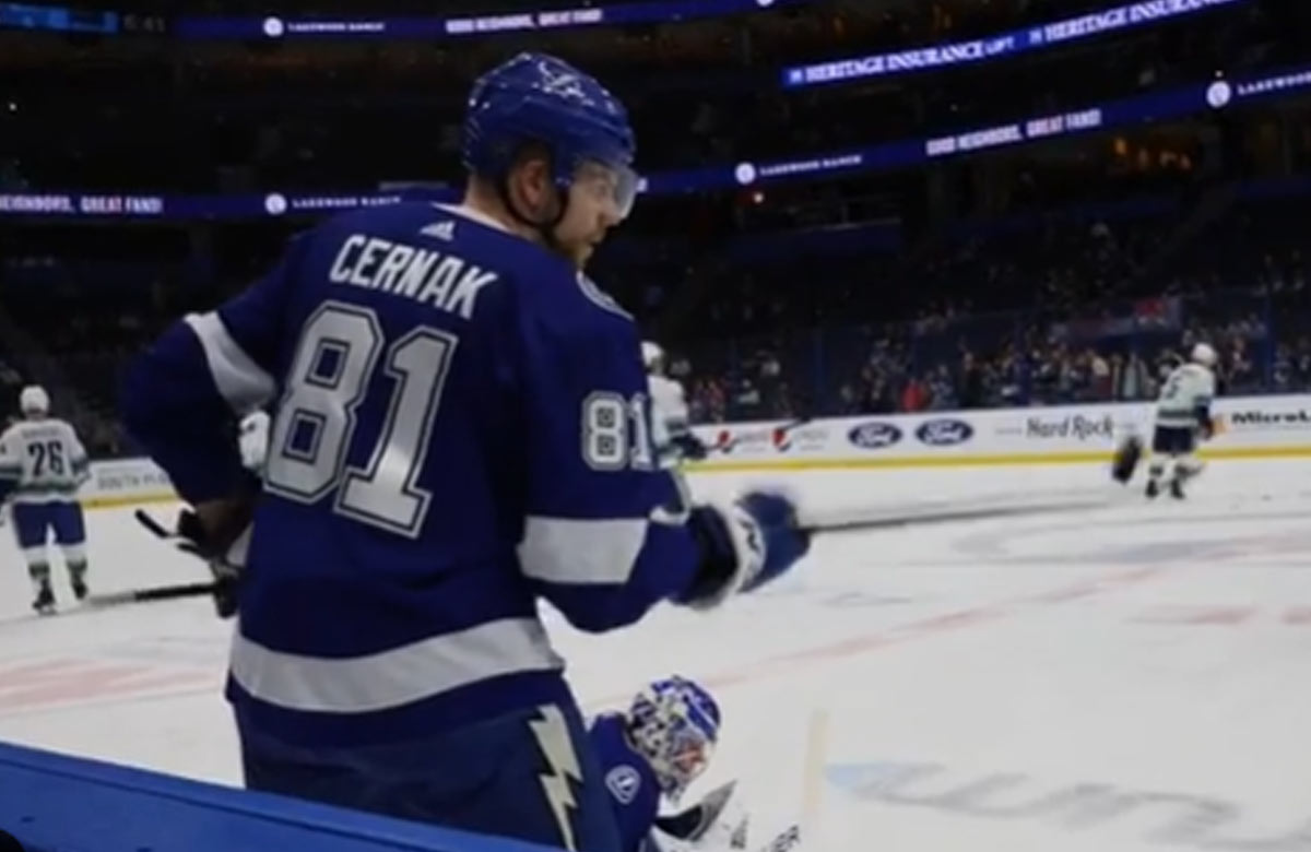 Erik Černák znovu predviedol divákom svoj rituál pred zápasom NHL (VIDEO)
