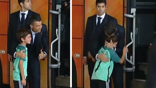 Cristiano Ronaldo sa z autobusu vrátil za malým chlapcom, ktorý vonku plakal! (VIDEO)