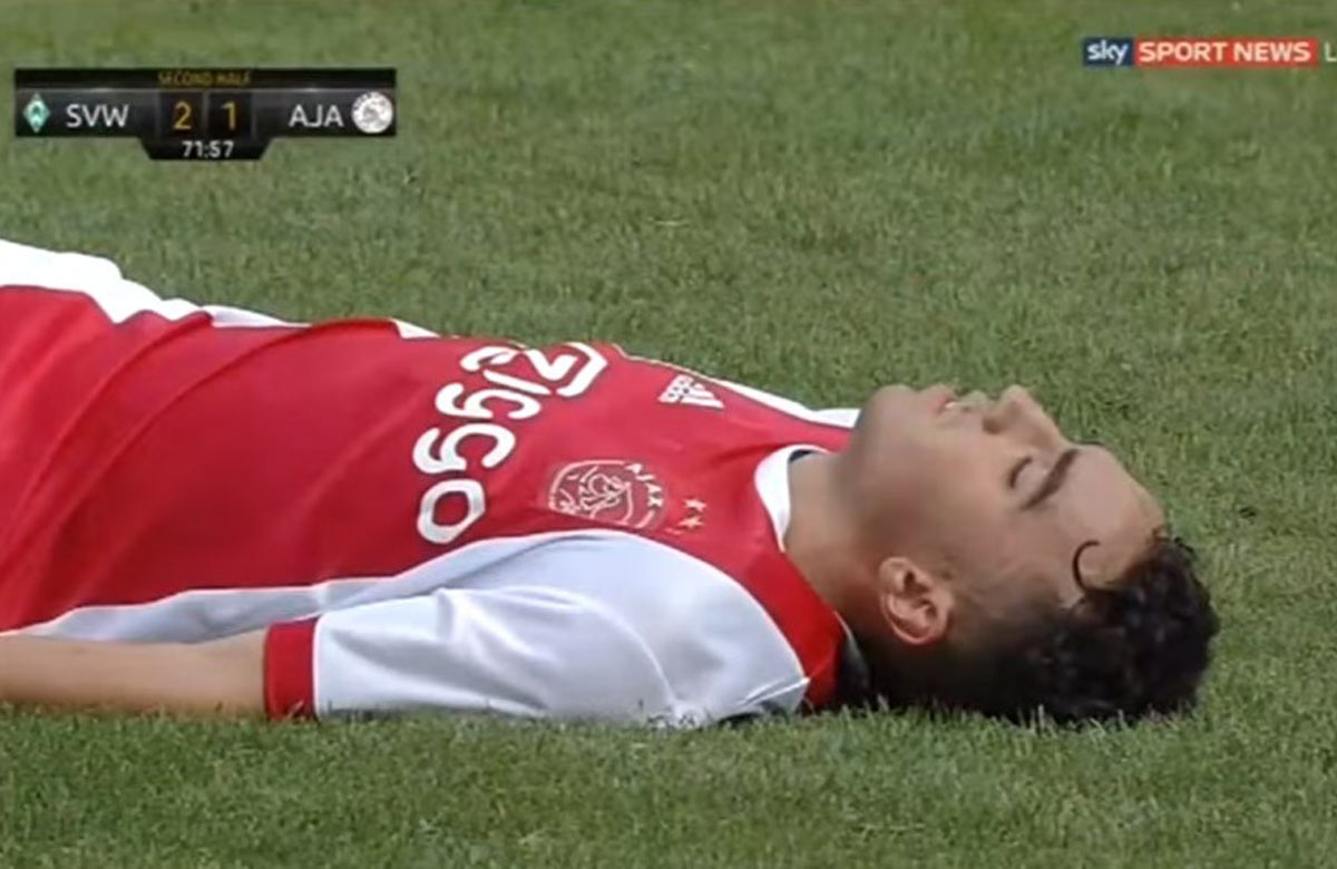 Talent Ajaxu, ktorý počas zápasu skončil v kóme sa zázračne prebral! (VIDEO)