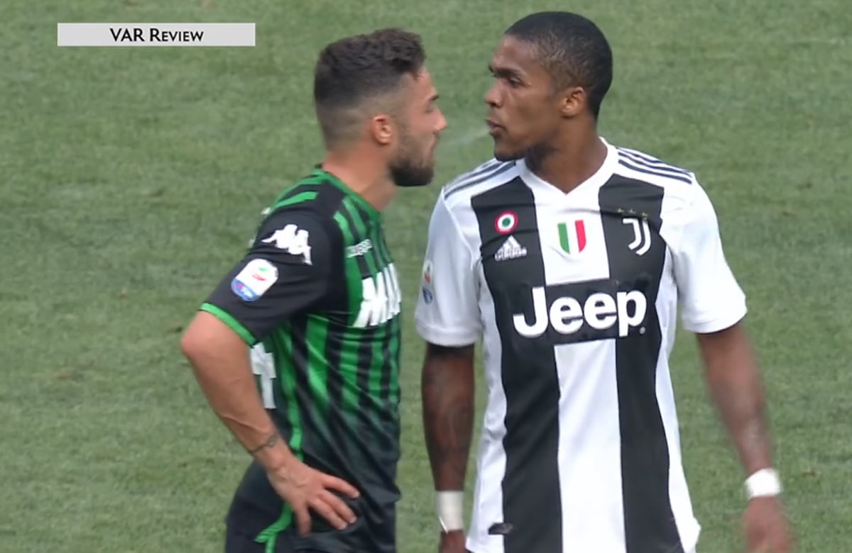 Šokujúce zábery: Hviezda Juventusu Douglas Costa opľul do tváre súpera! (VIDEO)