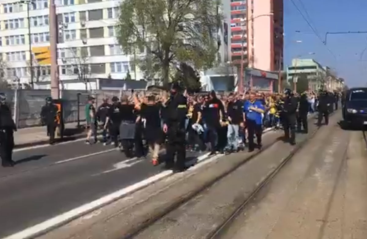 Provokácie fanúšikov Dunajskej Stredy v Bratislave. Na ulici skandovali Ria, Ria Hungaria! (VIDEO)