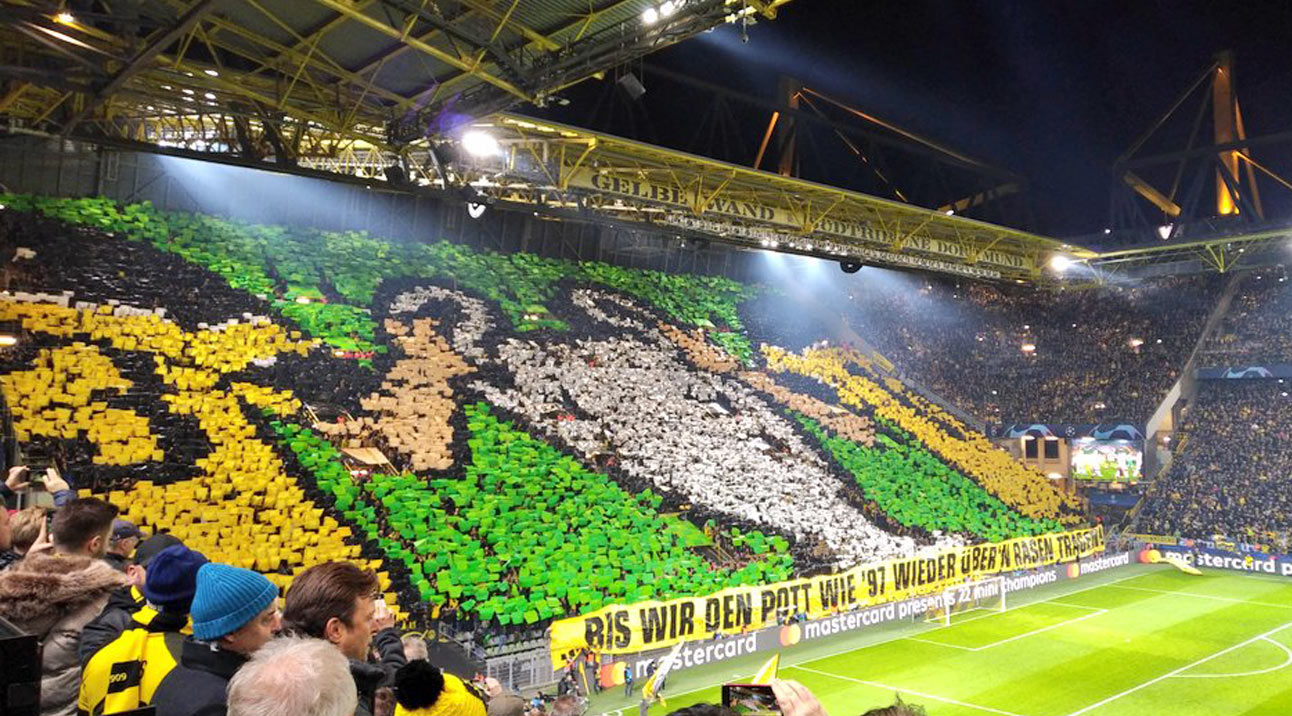 Úžasné choreo fanúšikov Dortmundu spolu so spievaním You'll never walk alone (VIDEO)
