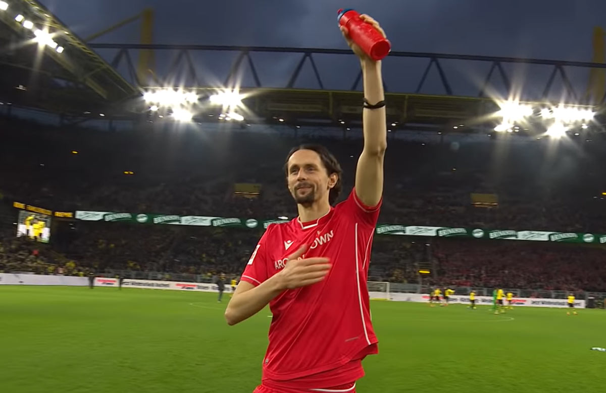 Úžasné gesto fanúšikov Dortmundu voči hráčovi súpera (VIDEO)