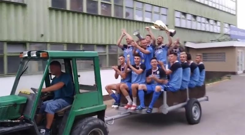 Futbalisti Dubnice oslavovali postup do 2. ligy jazdou na vlečke traktora! (VIDEO)
