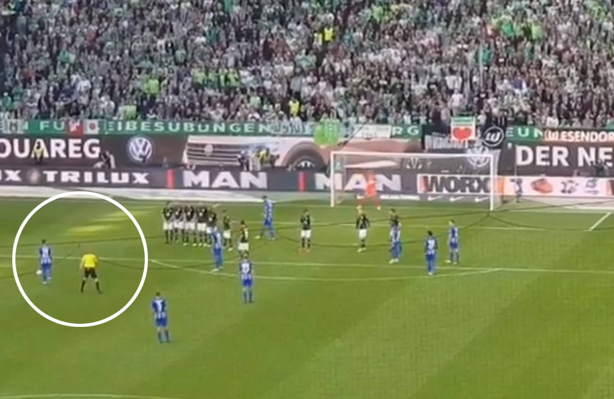 Ako kotol Wolfsburgu za bránkou totálne stíchol po parádnom priamom kope Ondreja Dudu! (VIDEO)