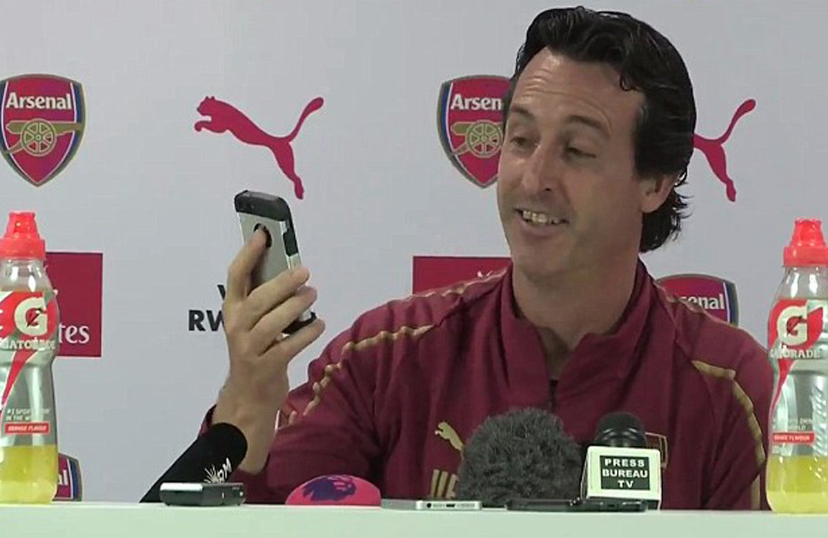 Tréner Arsenalu pobavil na tlačovke, keď zdvihol zvoniaci telefón novinára (VIDEO)