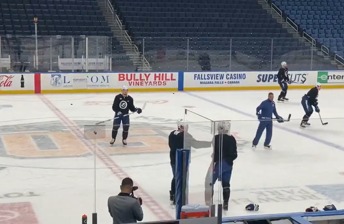 Skúsený Kanaďan učí na tréningu Erika Černáka ako sa biť v NHL (VIDEO)