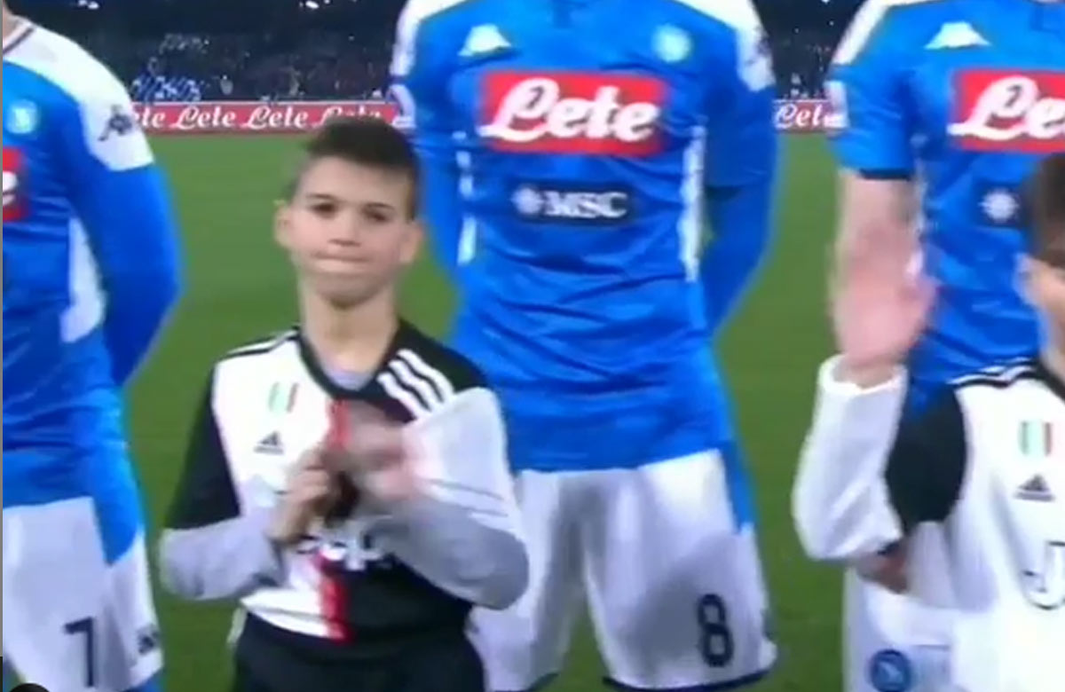 Fanúšik Neapola musel nastúpiť ako doprovod Juventusu. Jeho reakcia baví internet (VIDEO)