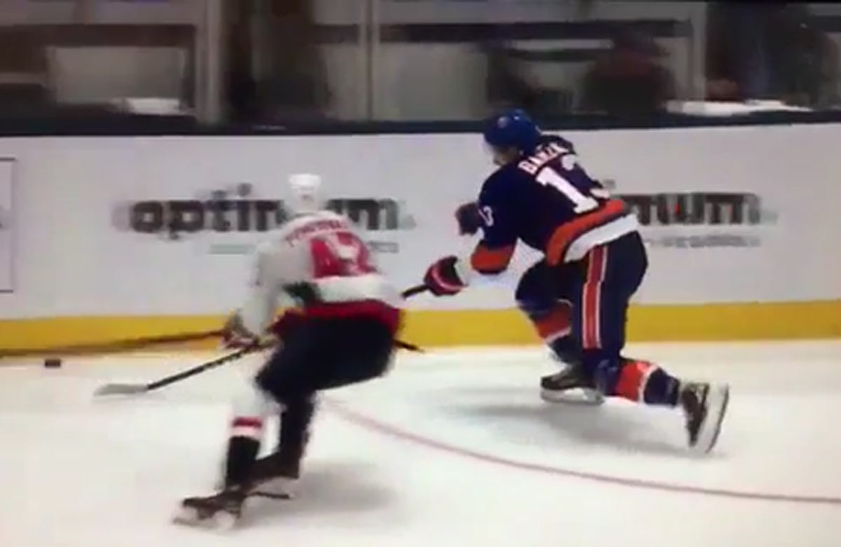 Martin Fehérváry zaujal v NHL parádnym hitom na hviezdu Islanders! (VIDEO)