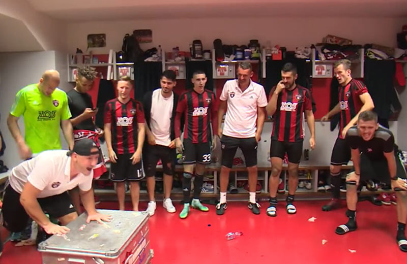V šatni Spartaka Trnava po postupe: Kopačky, štucne, chrániče, Legia išla do pi*e! (VIDEO)