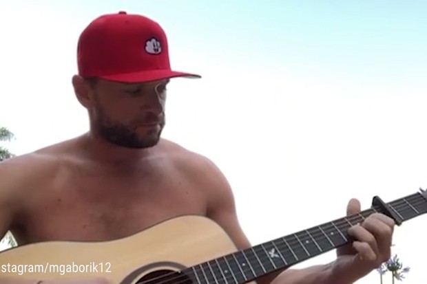 Takto ste Gáboríka ešte nevideli: Slovenský hokejista sa učí hrať na gitare pesničku IMT Smile! (VIDEO)