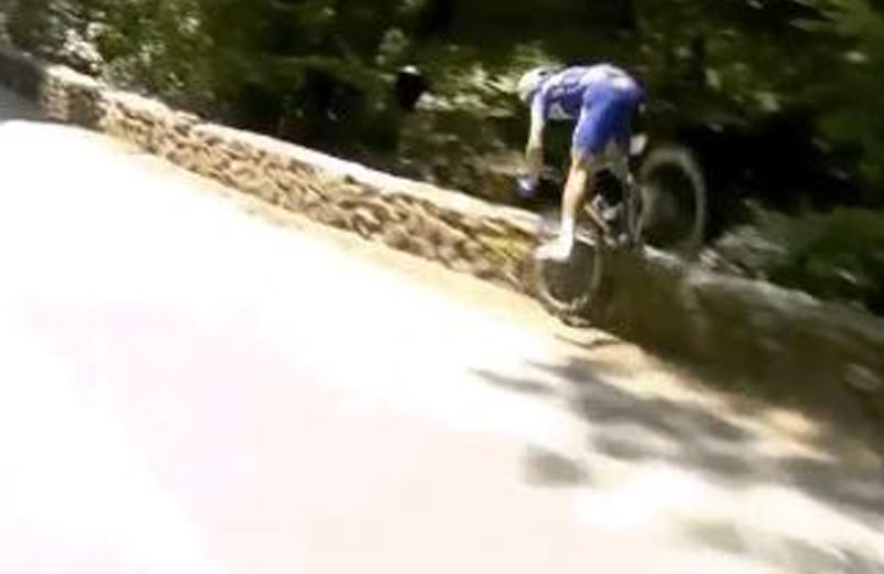 Hrozivý pád na Tour de France: Philippe Gilbert zletel v zjazde do lesa! (VIDEO)