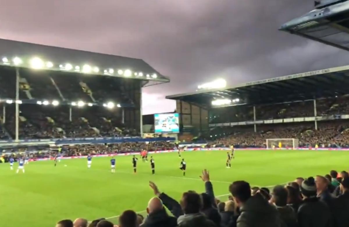 Fanúšikovia Evertonu si robia srandu z Liverpoolu po ich prehre s Barcelonou! (FOTO)