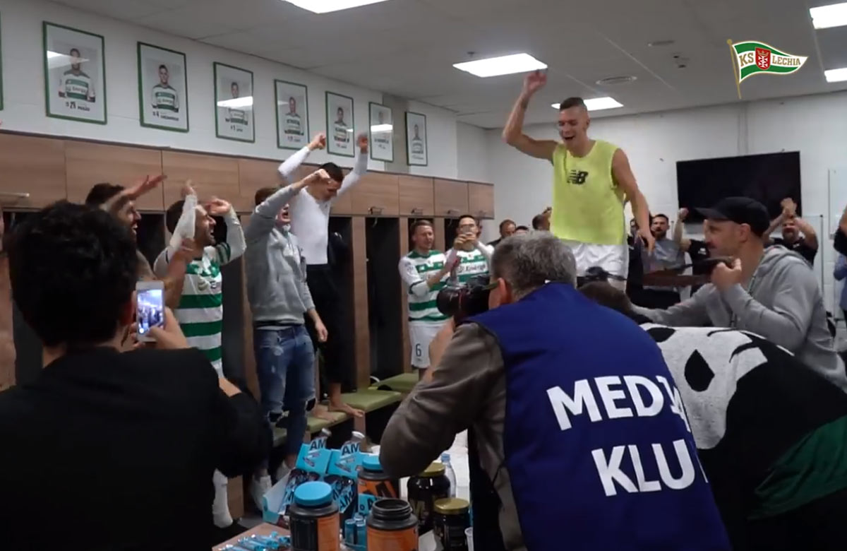 Mladý Lukáš Haraslín je rodený líder. Po triumfe v poľskom derby tancoval v šatni na stole! (VIDEO)
