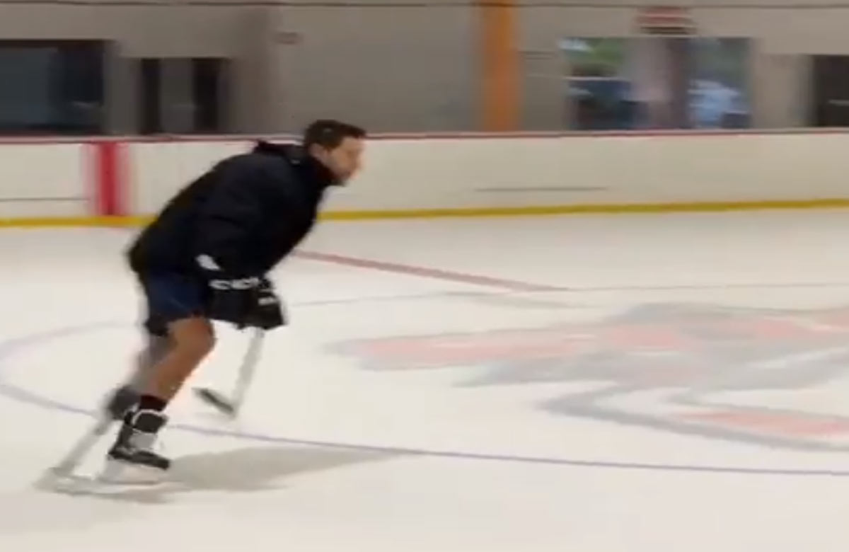 Tri roky dozadu mu zlyhalo srdce a museli mu amputovať nohu. Bývalý hokejista NHL je teraz znovu na ľade! (VIDEO)