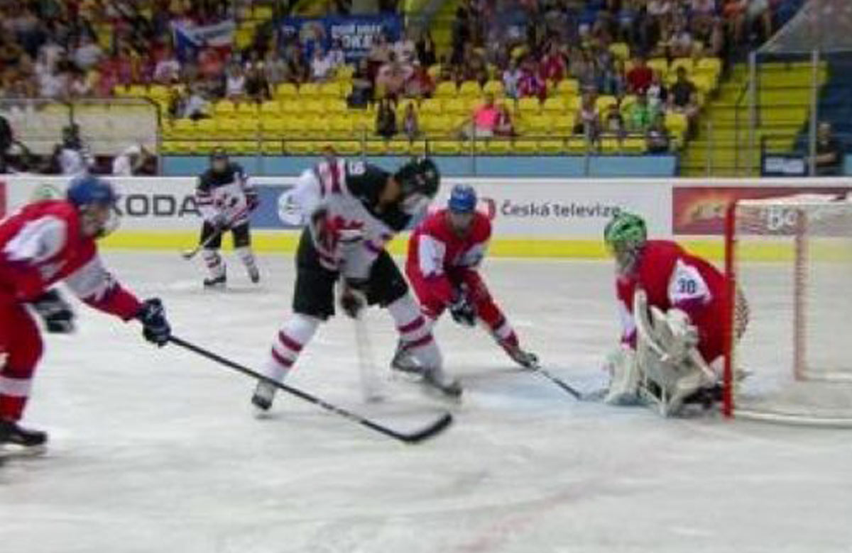 Mladý Kanaďan a jeho fantastický gól s hokejkou medzi nohami na  Hlinka Gretzky Cupe (VIDEO)