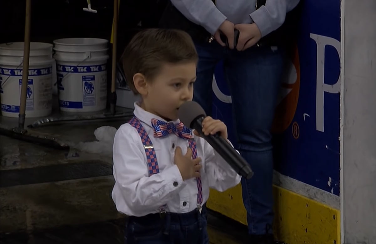 4-ročný chlapec hitom internetu: Pred zápasom v AHL perfektne zaspieval štátnu hymnu! (VIDEO)