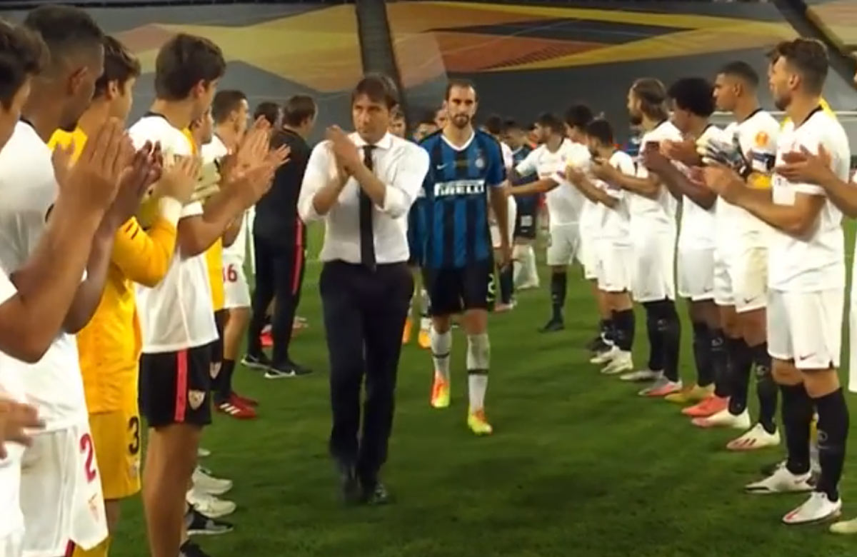 Futbalisti Sevilly tlieskali po finále hráčom Interu (VIDEO)
