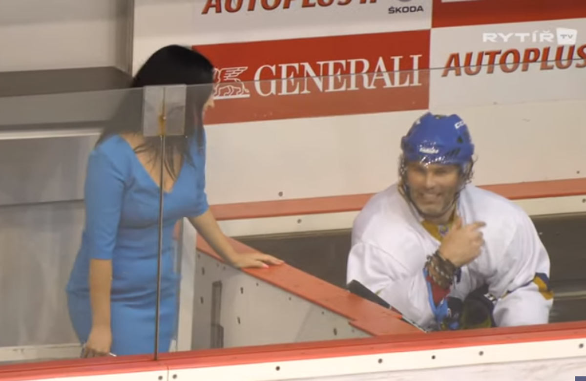 Jágr si na trestnej lavici počas zápasu robil selfie s fanúšikmi (VIDEO)