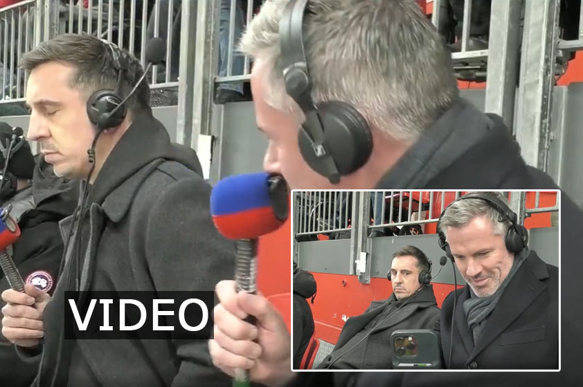 Jamie Carragher s Gary Nevillom reagujú na priebeh derby medzi Liverpoolom a Manchestrom United