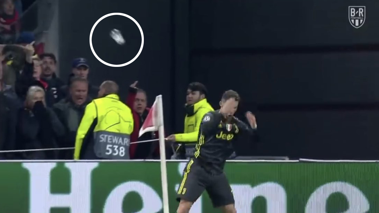 Nechutné správanie fanúšikov Ajaxu: Ronalda po góle zahádzali pivom! (VIDEO)