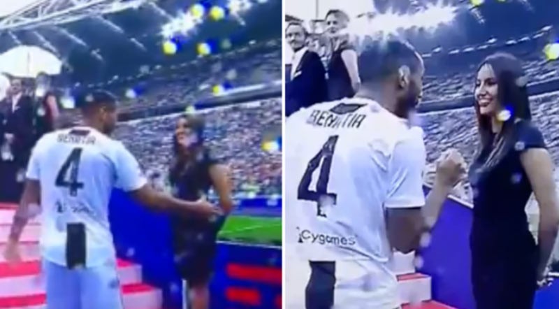 Futbalista Juventusu hitom internetu: Hosteska mu počas osláv titulu nepodala ruku! (VIDEO)