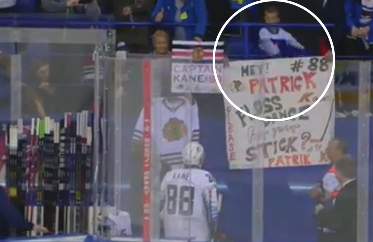 Patrick Kane potešil malého slovenského fanúšika na tribúne (VIDEO)