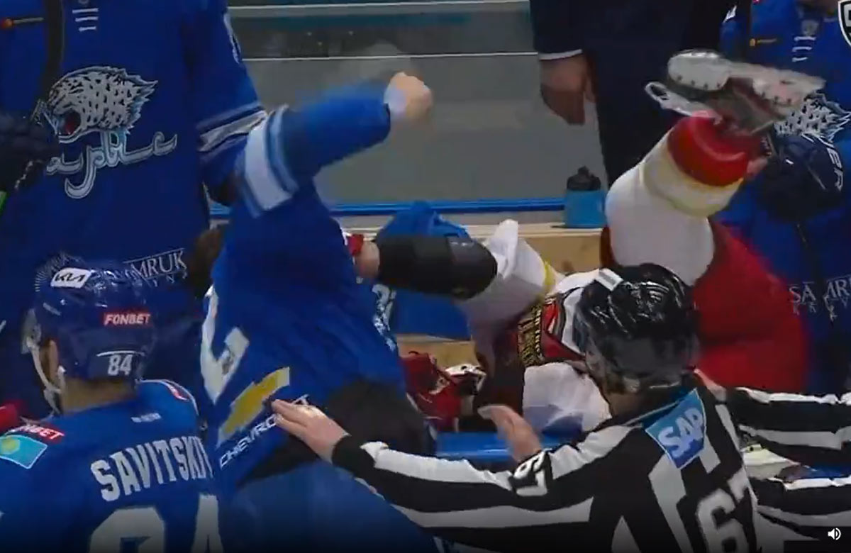 VIDEO: Epická bitka v KHL. Súpera päsťami poslal na striedačku