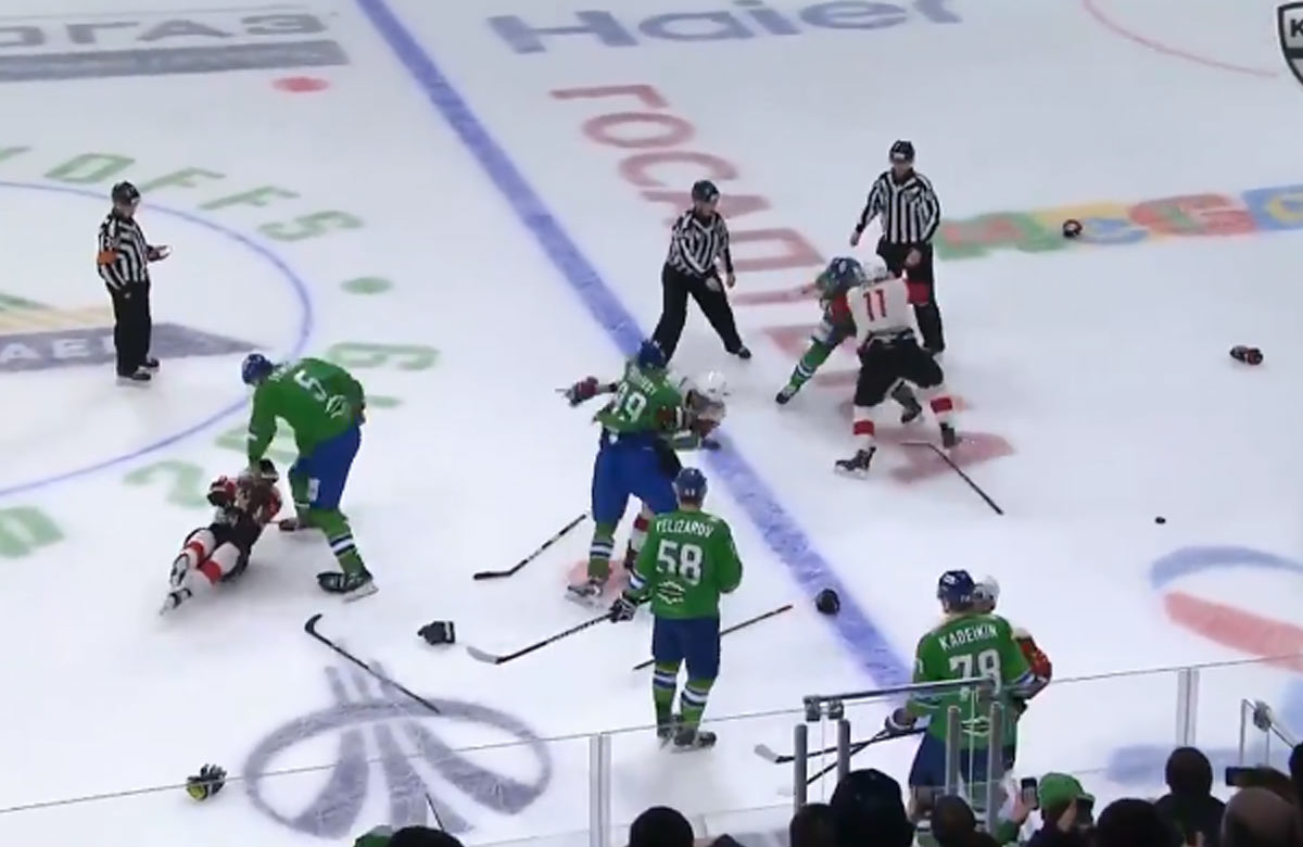 Hromadná bitka v KHL iba dve sekundy pred koncom zápasu! (VIDEO)