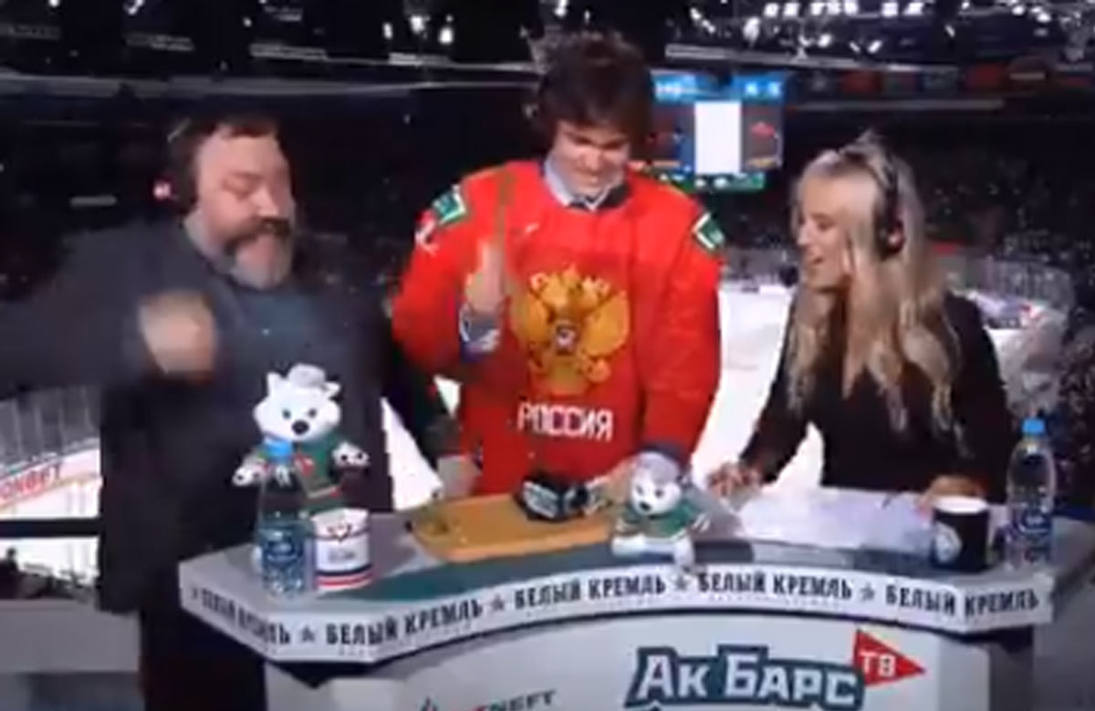 V ruskej televízii symbolicky rozmlátili kameru po finále MS Juniorov (VIDEO)