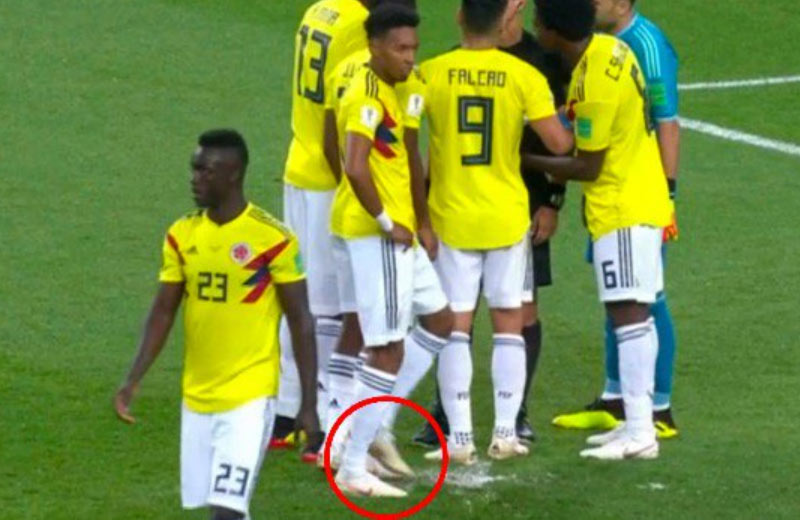 Hráč Kolumbie nenápadne rozkopával penaltový bod pred pokutovým kopom Kanea! (VIDEO)