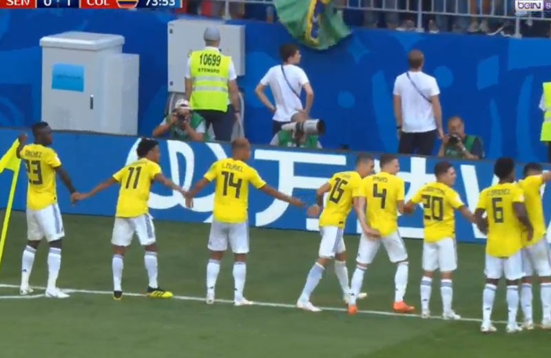 Perfektná oslava futbalistov Kolumbie po rozhodujúcom postupovom góle! (VIDEO)