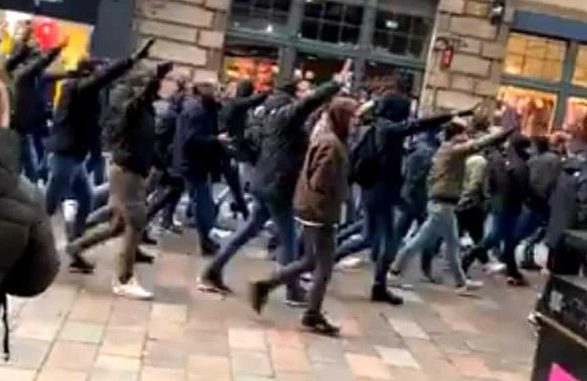 Fanúšikovia Lazia hajlujú na ulici v Škótsku pred zápasom Európskej Ligy (VIDEO)