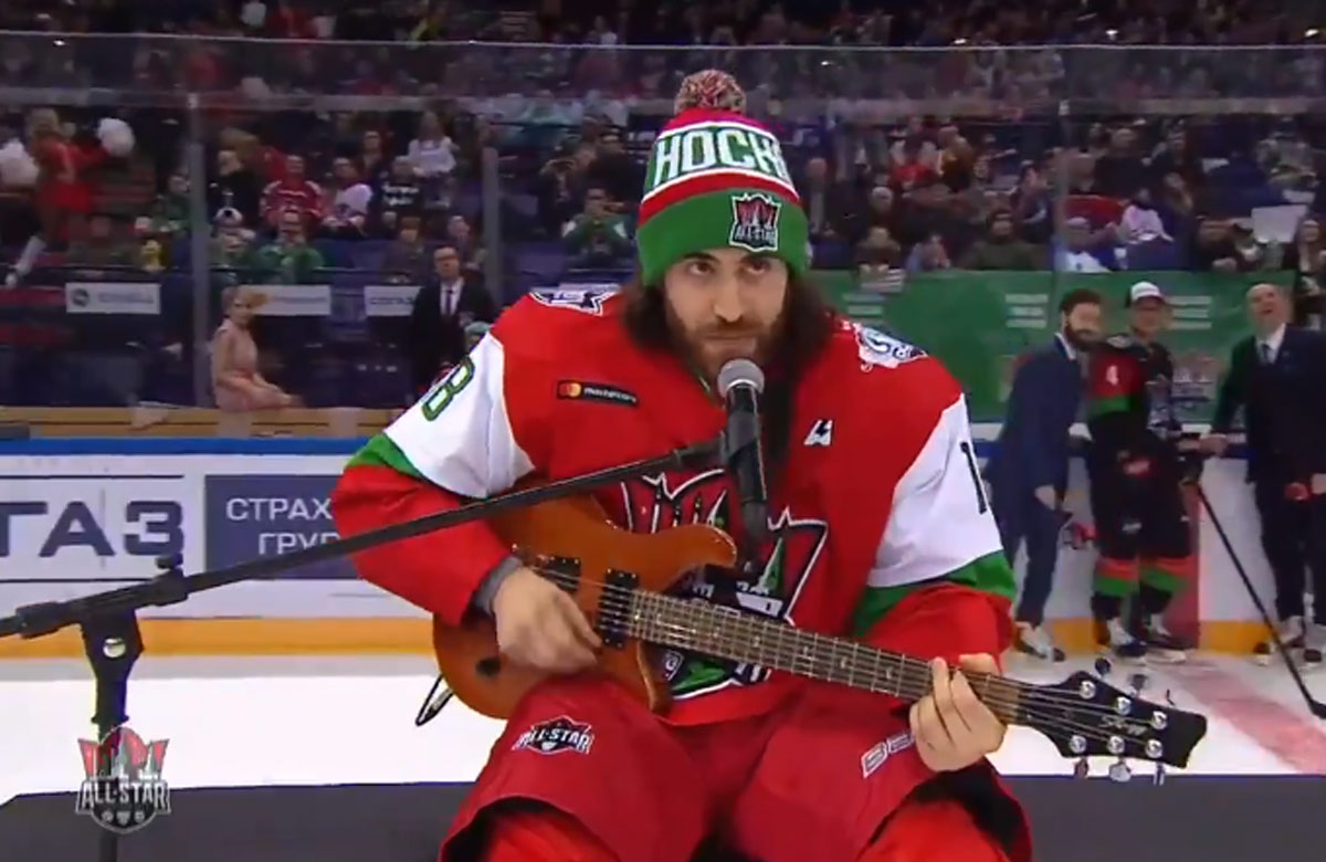 Bývalý hráč Banskej Bystrice najväčšou hviezdou All Star víkendu KHL. Na ľade zahral divákom na gitare! (VIDEO)