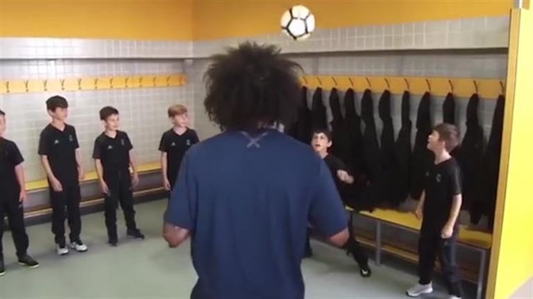 Minulý týždeň si Marcelov syn splnil výzvu s hráčmi Realu. Hviezdny obranca teraz navštívil šatnu jeho syna! (VIDEO)