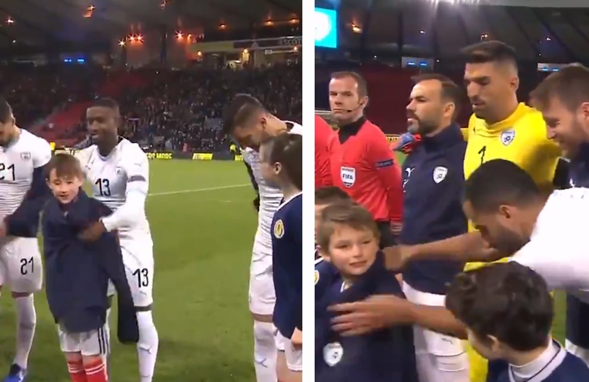 Pekné gesto od hráčov Izraelu. Pred zápasom v chladnom Škótsku dali svoje bundy malým maskotom! (VIDEO)